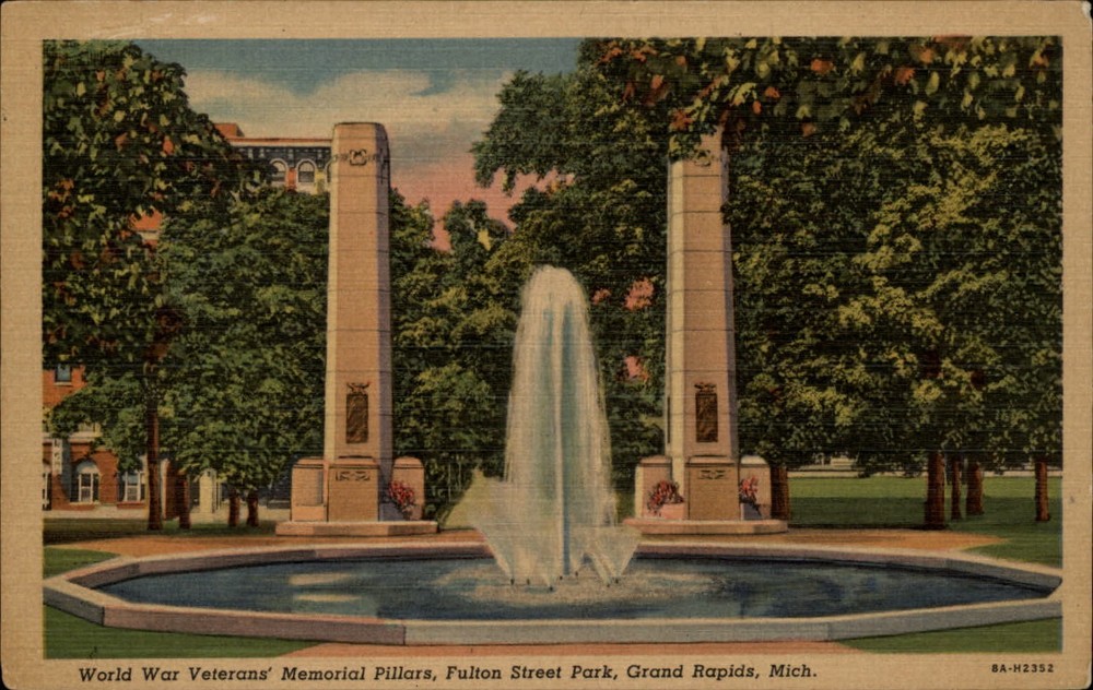 Michigan Grand Rapids World War Veterans Memorial Pillars ~ 1930s linen sku649
