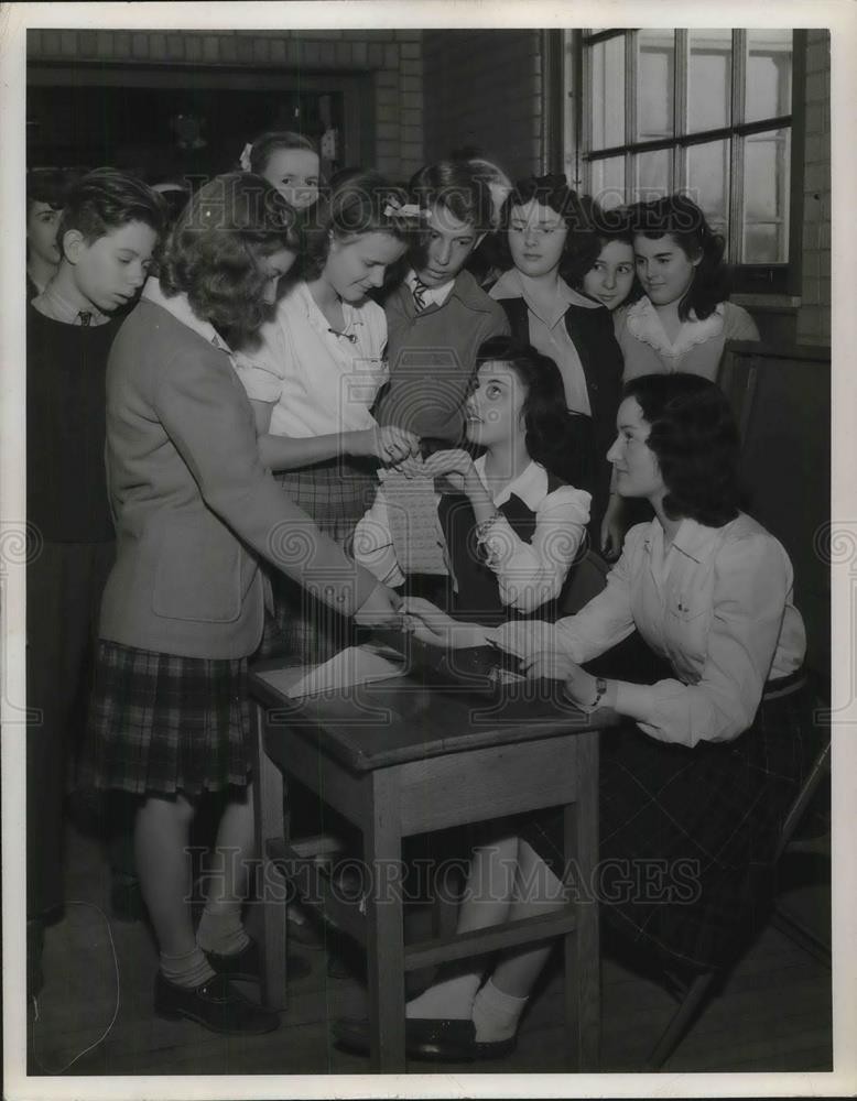 1942 Press Photo High School Students buying defense stamps - neb67296