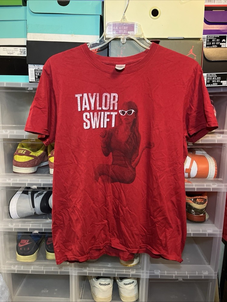 Gildan Womens Taylor Swift Red Tour Music Concert Tee T Shirt Red Sz Large