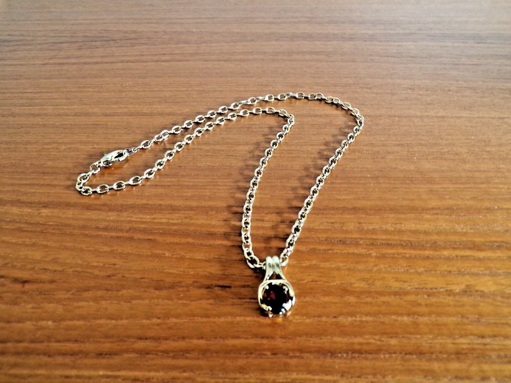 Yellow Gold-Plated Oval Garnet Pendant Necklace Vintage - 18