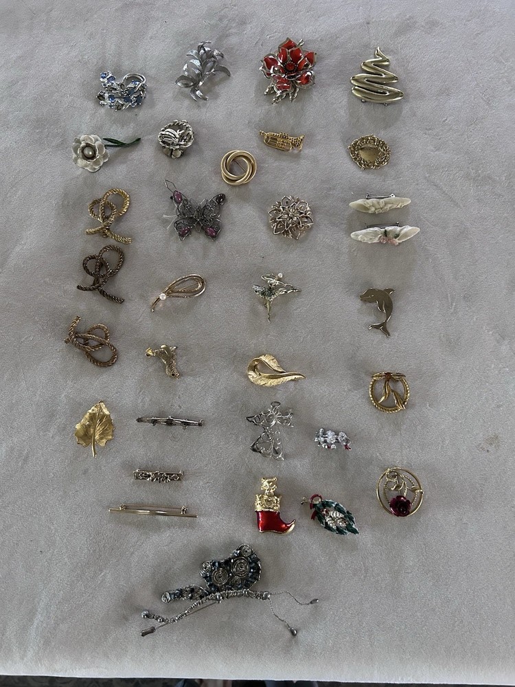 Lot of 30 Vntg Brooches Pins 30 pieces Some Signed Avon Coventry Coro Mint!!!