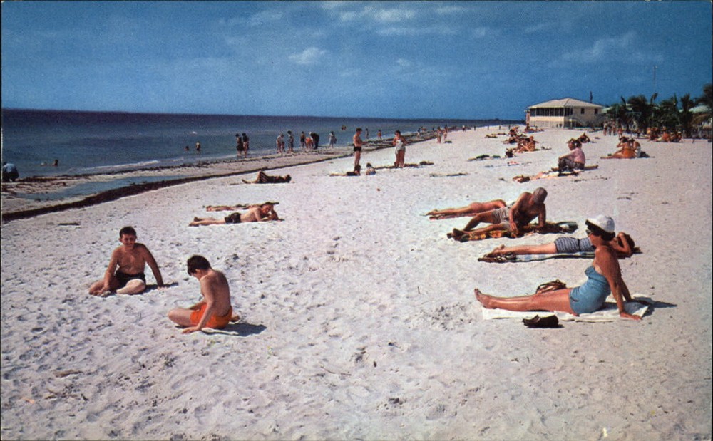 Fort Myers Beach FL Gulf of Mexico sunbathers 1950s swimsuits unused postcard