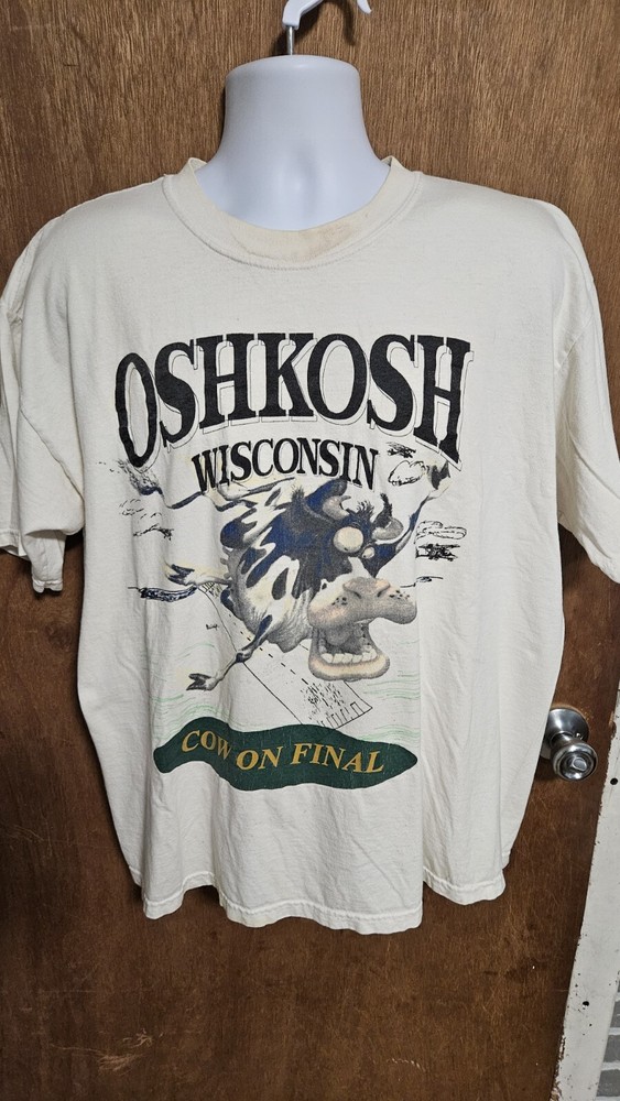 Oshkosh Wisconsin Cow On Final Graphic Size XL Gildan Tag