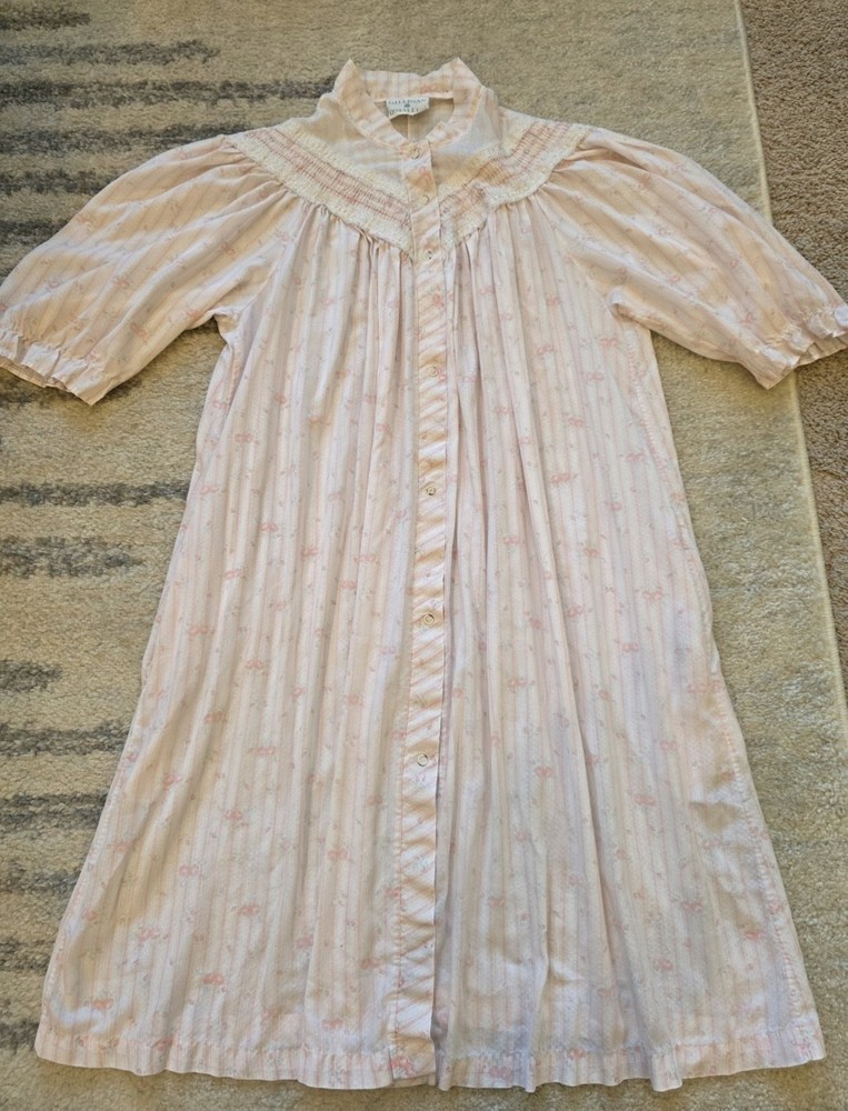 VTG Gilligan & O’Malley Pink Floral Nightgown M/L Cottagecore Smocked Housecoat