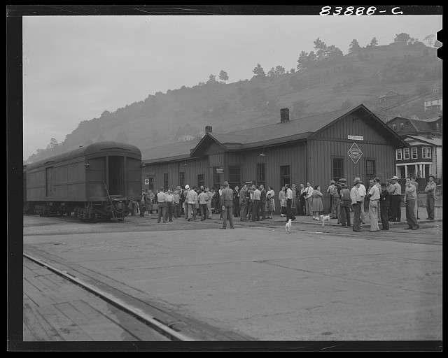 Photo:Richwood WV 1942 Harvest Workers Board Special Train to Batavia NY