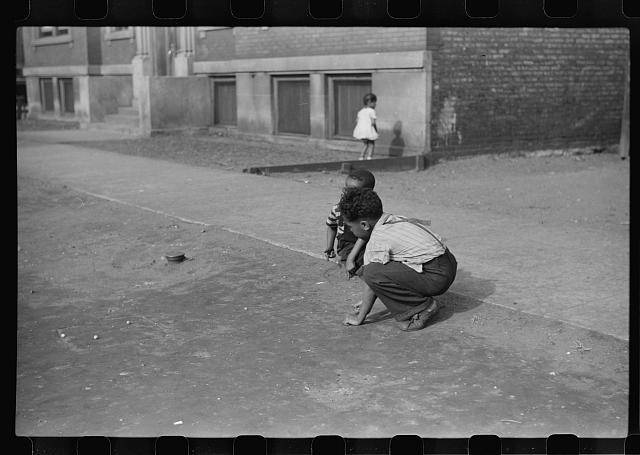Photo:Chicago Illinois 1941 Children Playing on Street