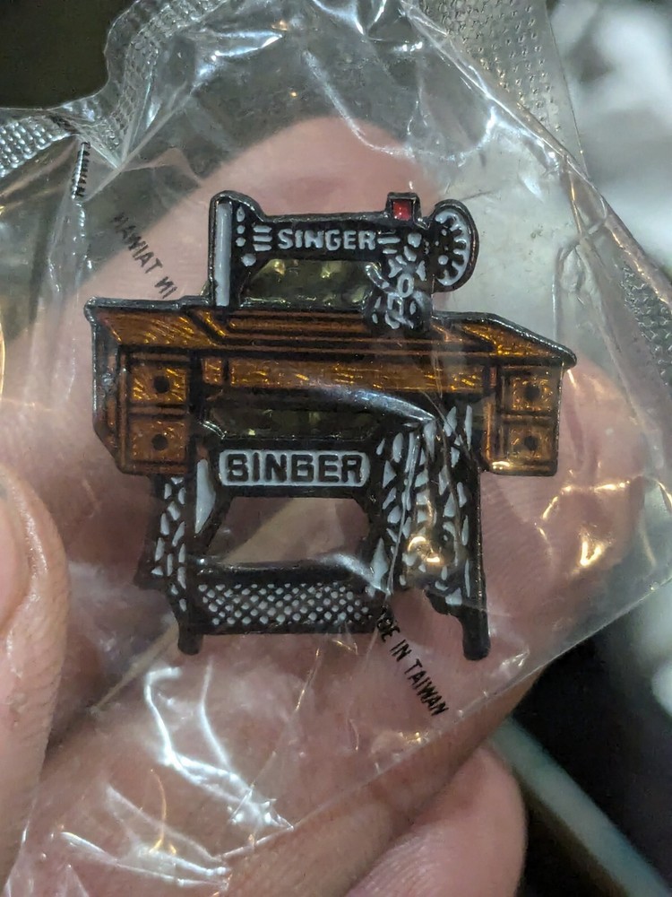 SINGER SEWING MACHINE PIN Enamel Lapel badge brooch pinback novelty gift 1980's