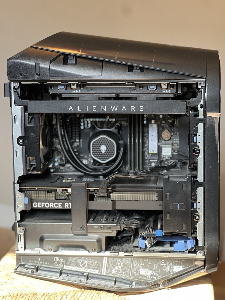 Alienware Aurora R15 (AMD Edition) with A list of Preinstalled Games.