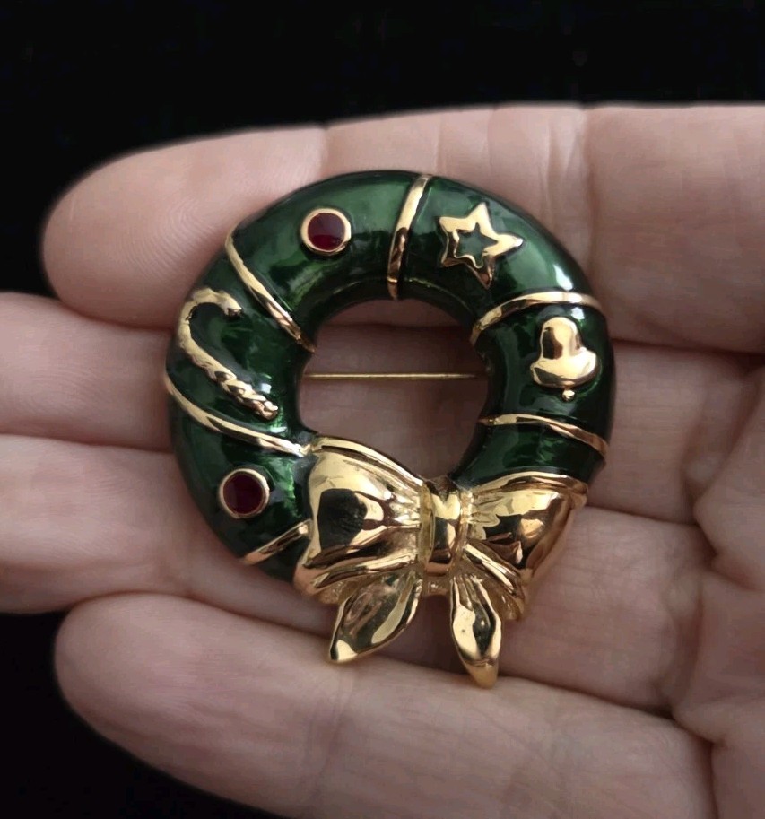 Vintage  CHRISTMAS Brooch Pin Heavy Green ENAMEL Holly Wreath Gold Tone