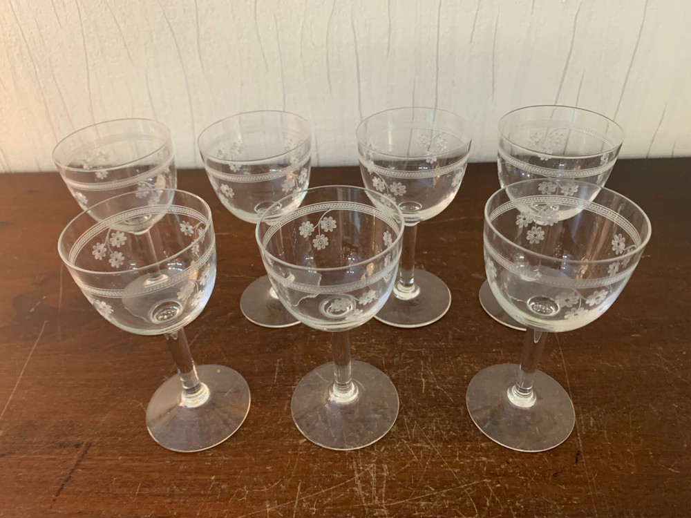 7 Engraved Daisy Crystal Wine Glasses (Lot Price)