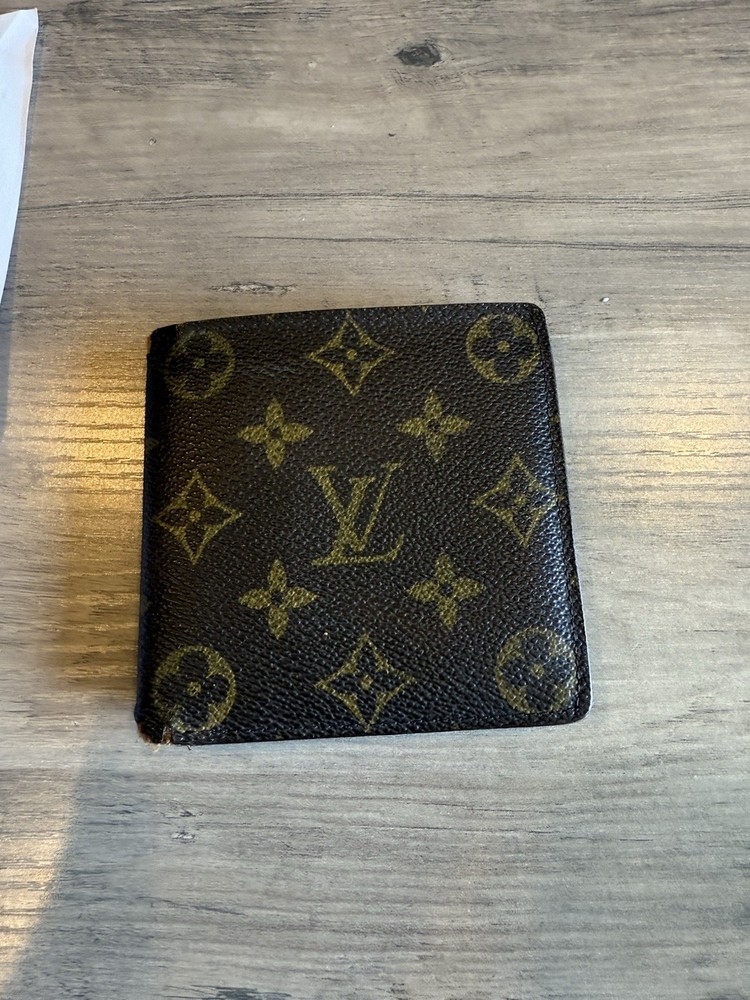 Louis Vuitton Bi-fold Men’s Monogram Wallet