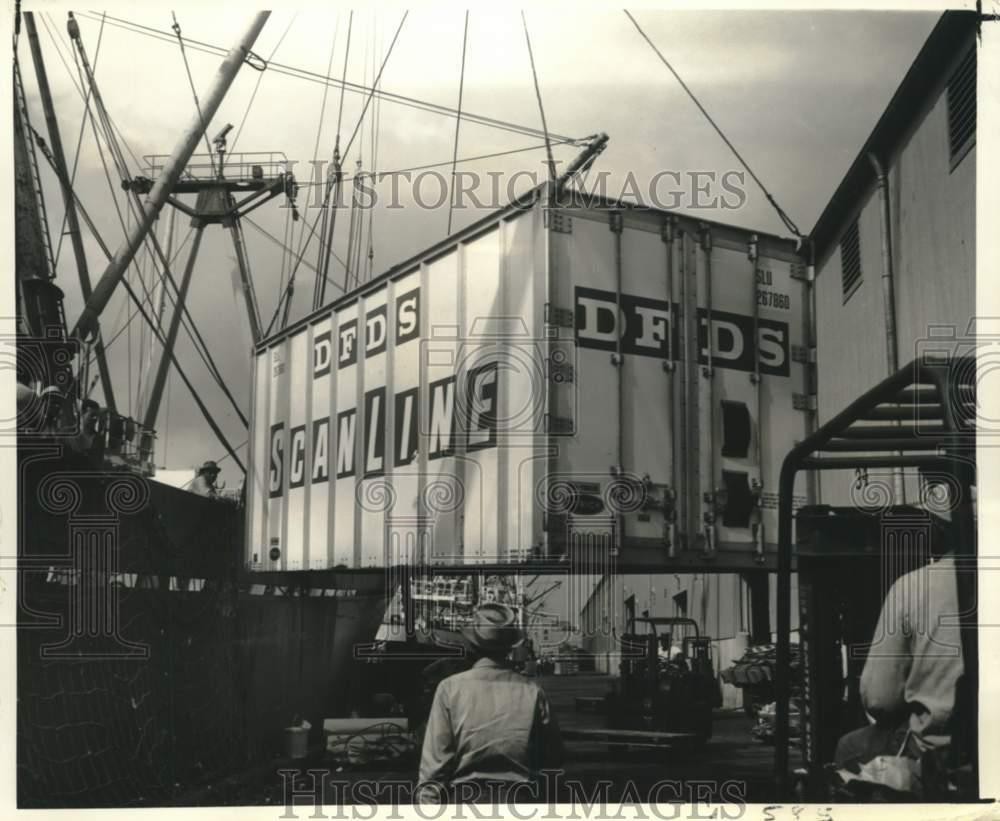 1969 Press Photo Containers loaded and unloaded at Port of New Orleans