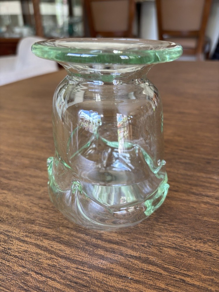 VTG Murano Style glass vase,featuring hand-blown artisanal glass techniques.