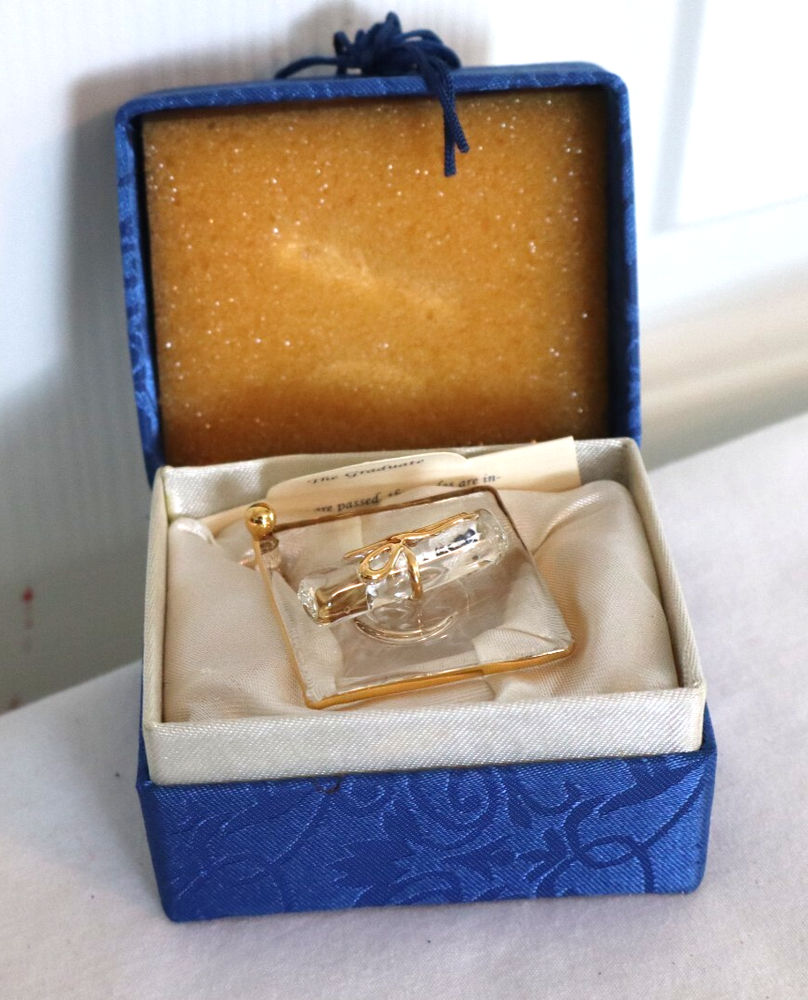 THE GRADUATE Acrylic Cap with Diploma in Gift Box NEW Souvenir 2