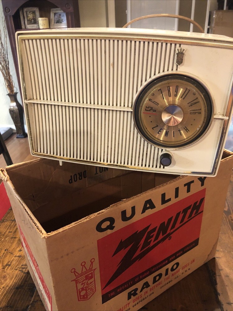VTG ZENITH AM Tube Radio Countertop Model H509 Chassis 5F02 Wht Bakelite W/box