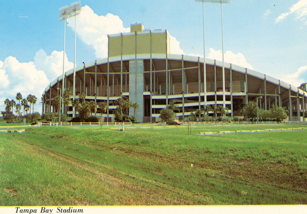 Tampa Bay Stadium Florida, Home of the NFL Buccaneers, UNP, VG --POSTCARD