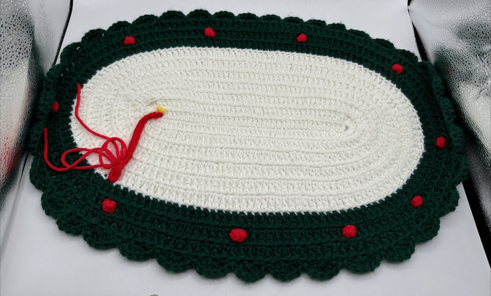 Vintage Crochet Handmade Christmas Placemats  Oval Green White Red Set Of 4