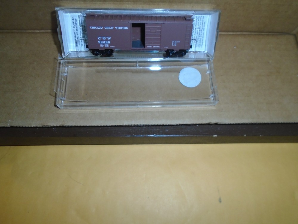 Micro Trains #20950 40' Std Single Door Boxcar -Chicago Great Western #90017 N