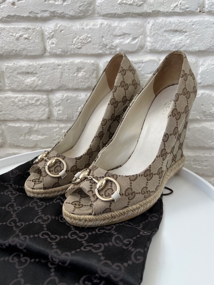 Gucci GG Monogram Beige Horsebit Peep Toe Wedge Pumps Size 39.5