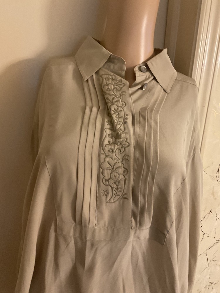 $1,500 ESCADA vintage beige silk blouse. which stitching. Not worn.