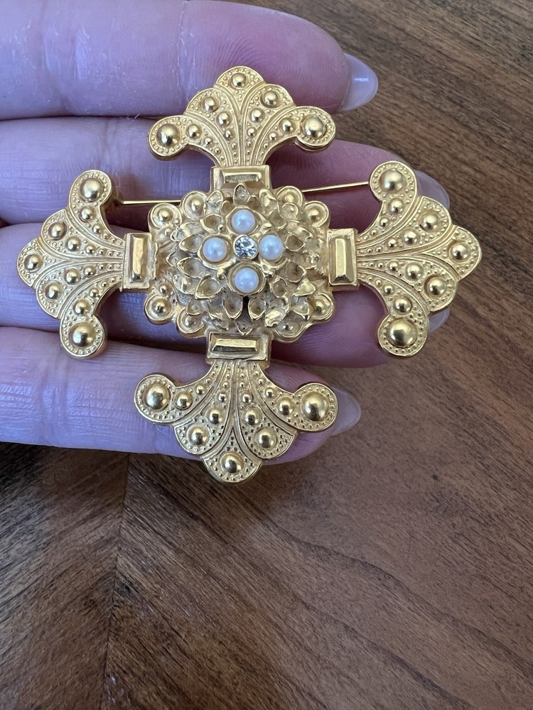 Spectacular Maltese cross brooch with vintage imitation pearls