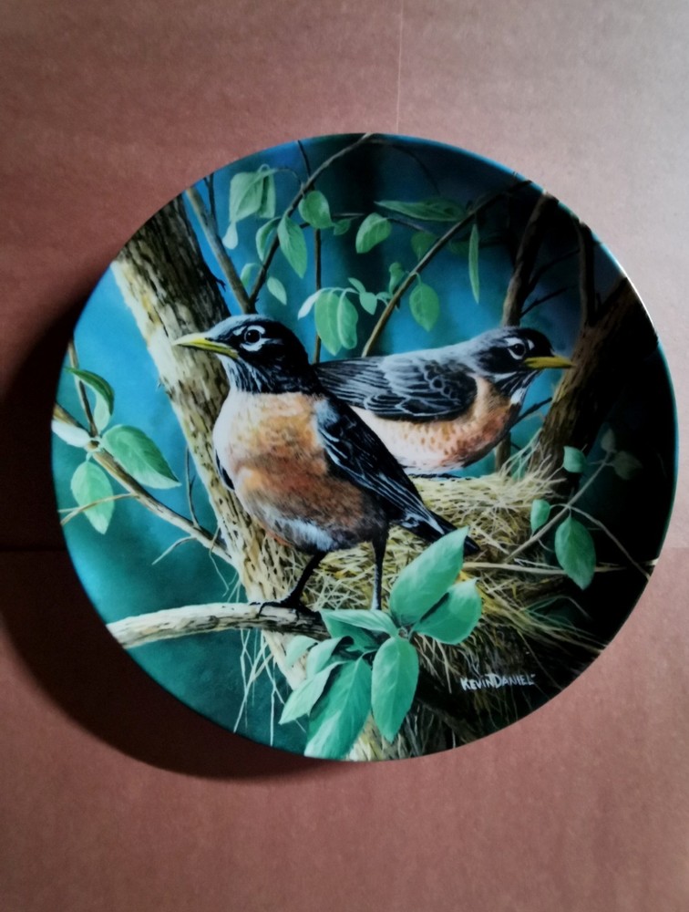 Knowles China Plate Encyclopedia  Britannica Birds of Your Garden THE ROBIN 1986