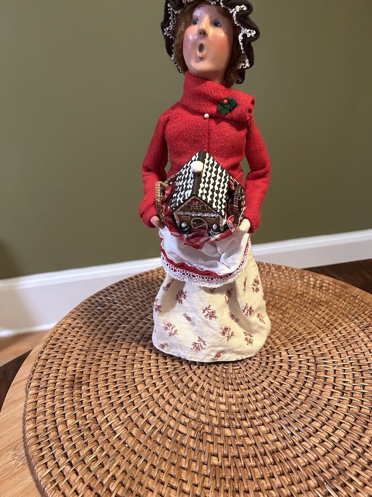 BYERS CHOICE Carolers 2008 Woman GINGERBREAD Traditional Family D House Signed