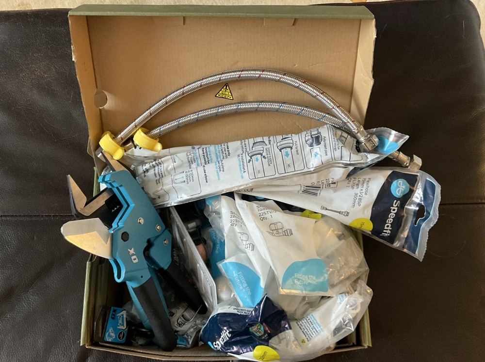 Plumbing Kit – Pipe Cutter, Push-Fit Fittings, Flexi Hoses, Speedfit Bundle