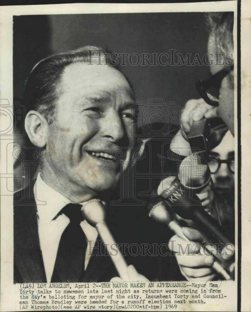 1969 Press Photo Los Angeles Mayor Sam Yorty talks with reporters - now45511