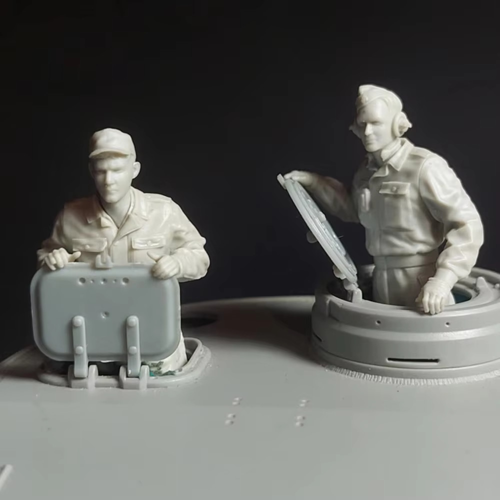 1/35 Waffen-SS Tiger Tank Crew (2 Figures) Unpainted Unassembled
