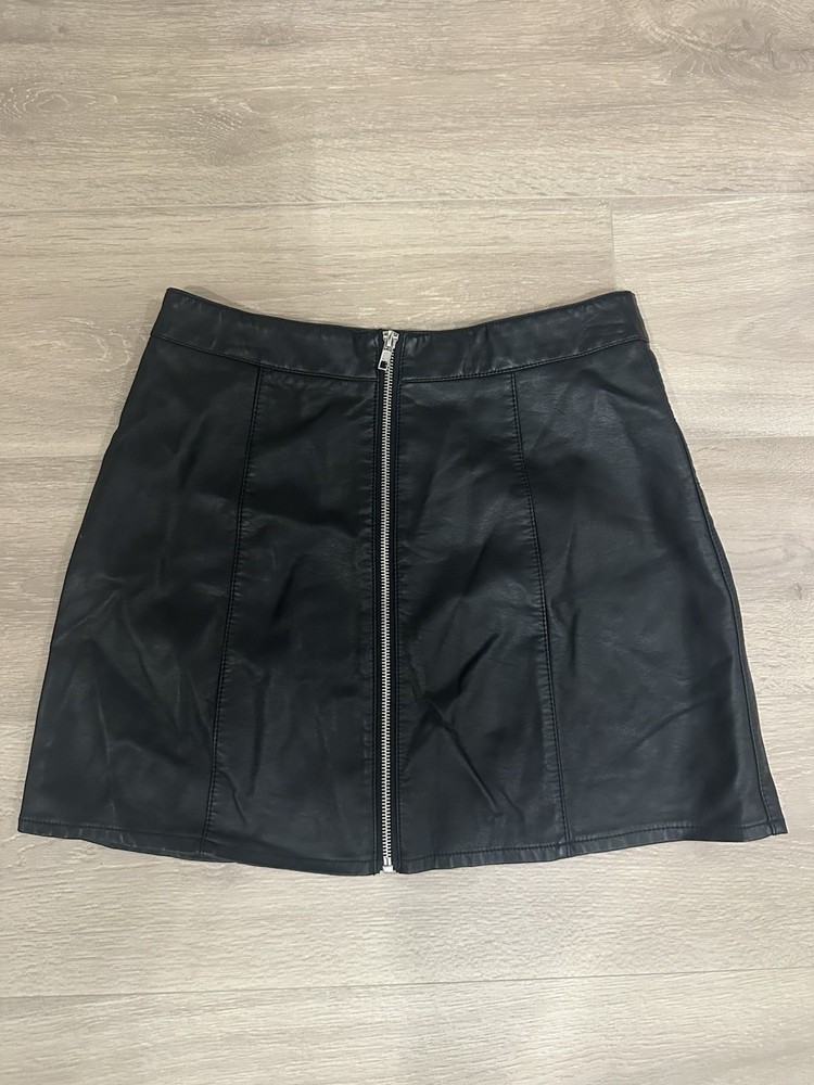 FOREVER 21 Black Faux Leather Zip Front A-Line Mini Skirt Size M