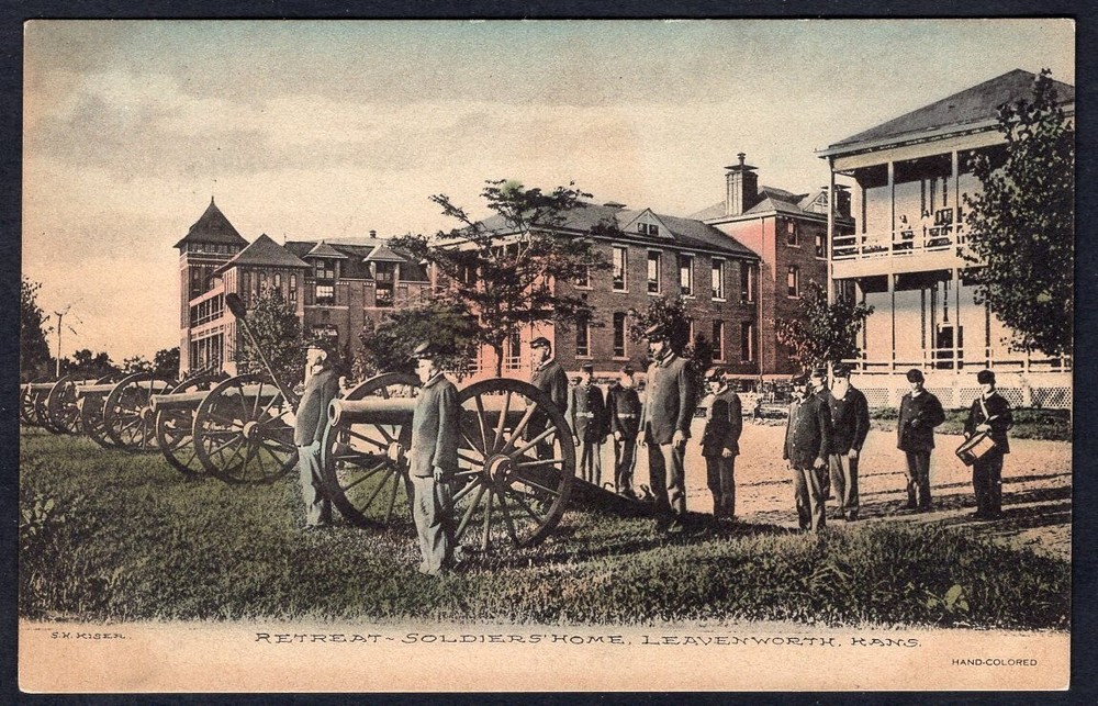 LEAVENWORTH KS-Kansas c1907-10 Retreat Soldiers' Home. Artillery Guns. Postcard