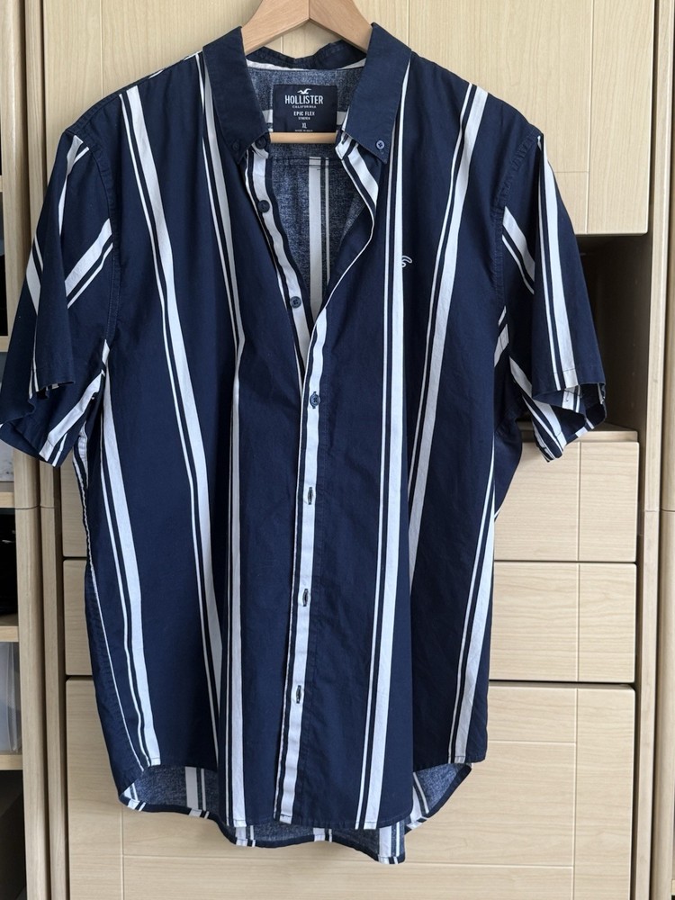 Hollister Epic Flex Shirt Men’s XL Navy Blue White Vertical Stripe Short Sleeve