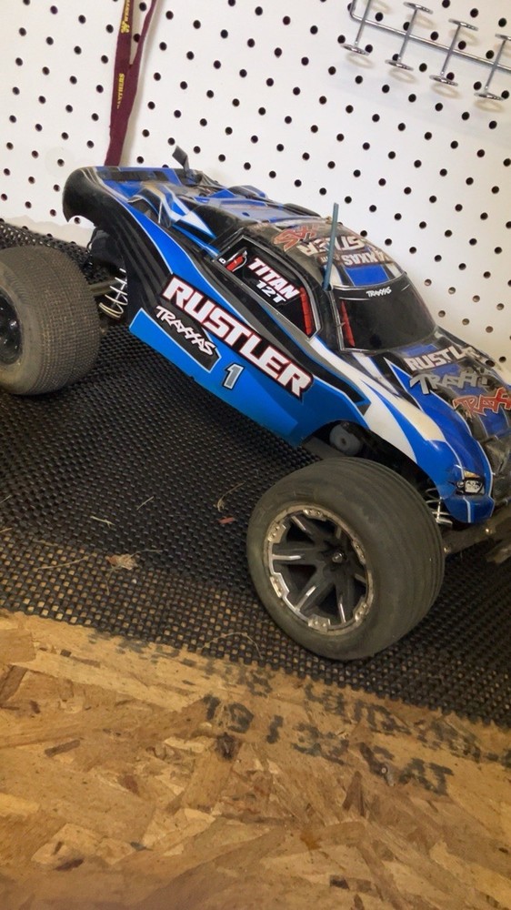 Traxxis Rustler, Three Remote Controller,2 Battery And 20 Rc Wheels ￼￼￼