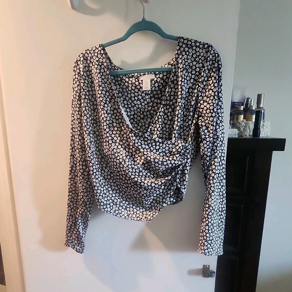 H&M Women’s Black White Floral V-Neck Long Sleeve Zip Blouse Regular Size L