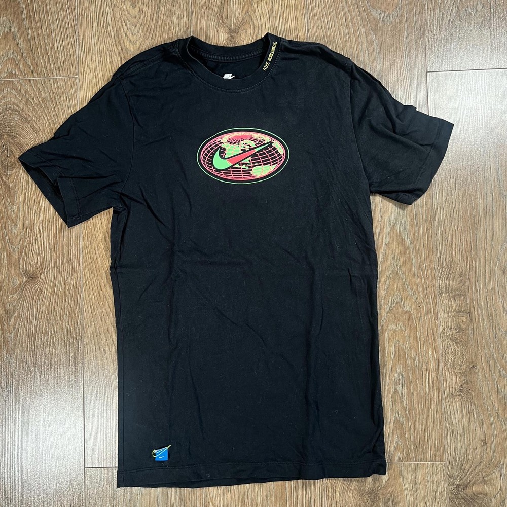 💥 Nike Sportswear Worldwide Globe Swoosh Graphic T-Shirt Black Mens Small S
