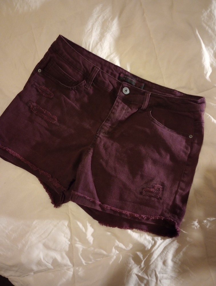 No Boundaries Women's Maroon Distressed Denim  Cut Offs Size 13