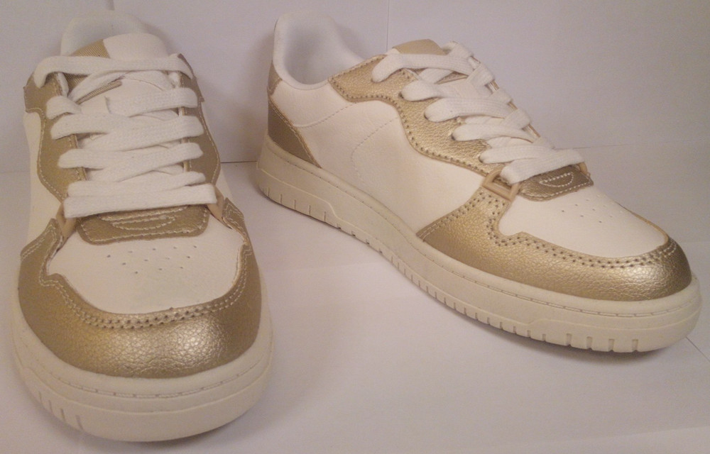 NWT No Boundaries Women's Lace Up Court Sneakers Gold Size 7