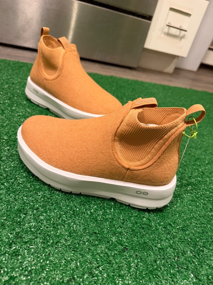 New Oofos Women’s Size  8 Oomega Londoner Recovery Boot Almond Color $199 MSRP