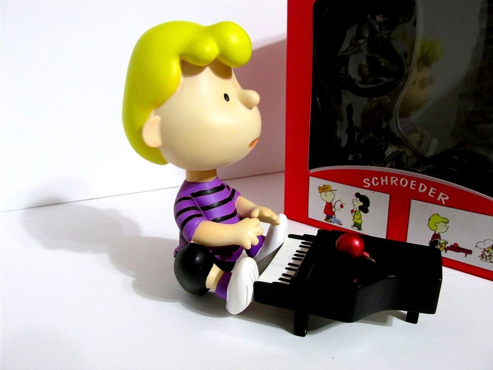 Snoopy Peanuts Charlie Brown Schroeder Target Christmas Bobblehead Figurine 2007