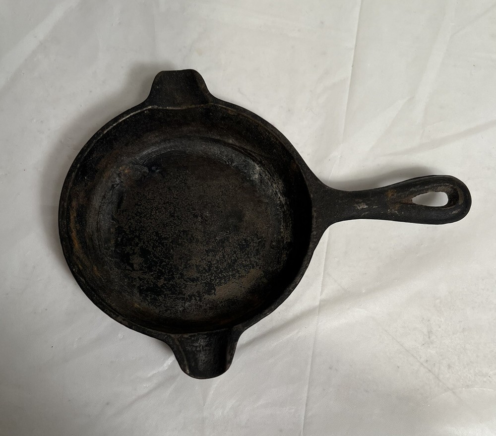 Vintage Wagner Ware #1050 Cast Iron Ashtray Mini Skillet Spoon Rest