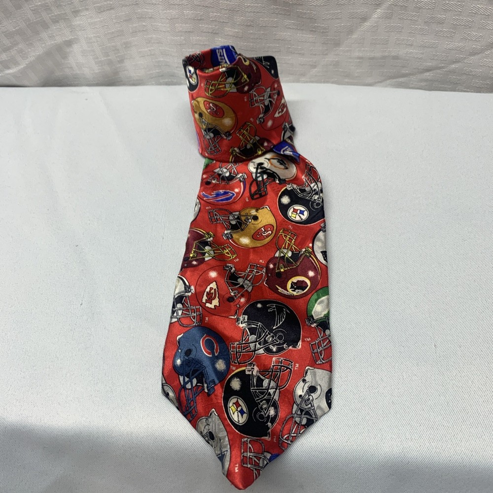 Team NFL 57” Men’s Tie 100% Imported Silk Made In USA Vintage Football Helmets