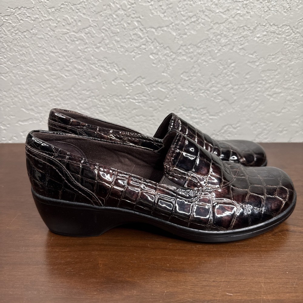 Clarks Bendables Women's Crocodile Embossed Leather Slip On Shoes Size 8.5 M