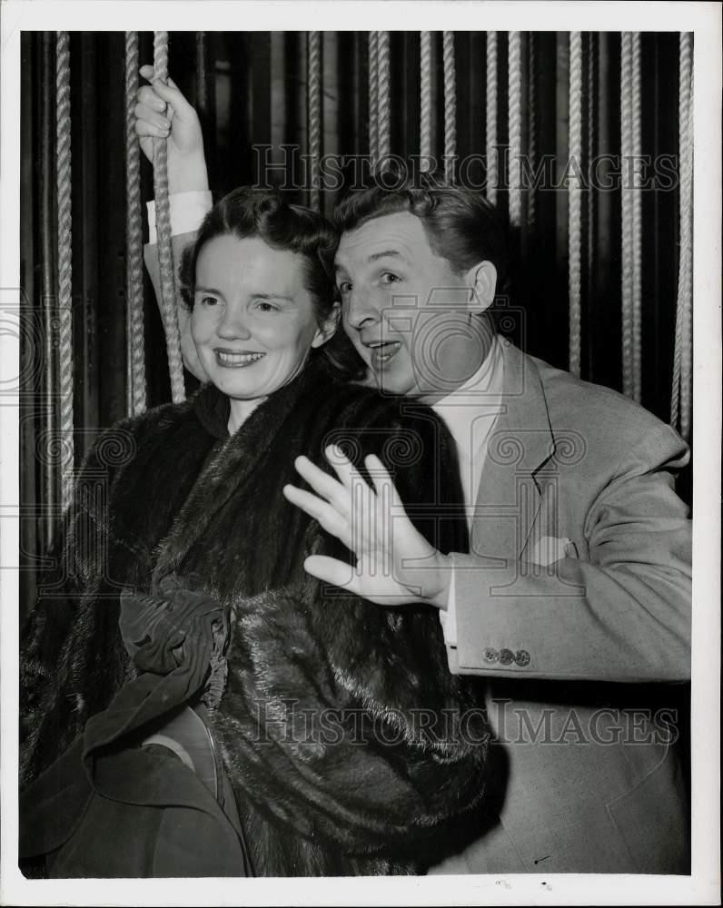 1949 Press Photo Eddie & Connie Bracken backstage at a Hollywood theater