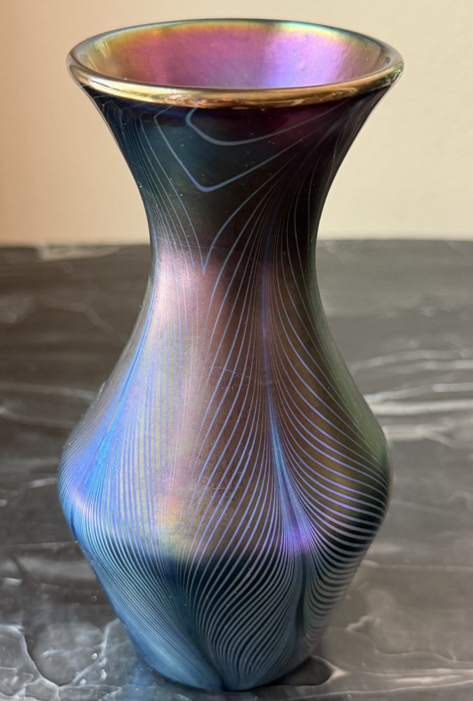 Stuart Abelman 1981 Signed Iridescent Pulled Feather Vase 5