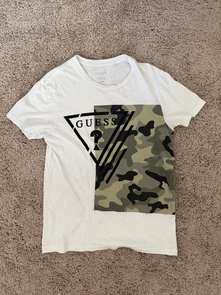 Guess Camo Triangle Logo T-Shirt Men’s Medium White Graphic Tee