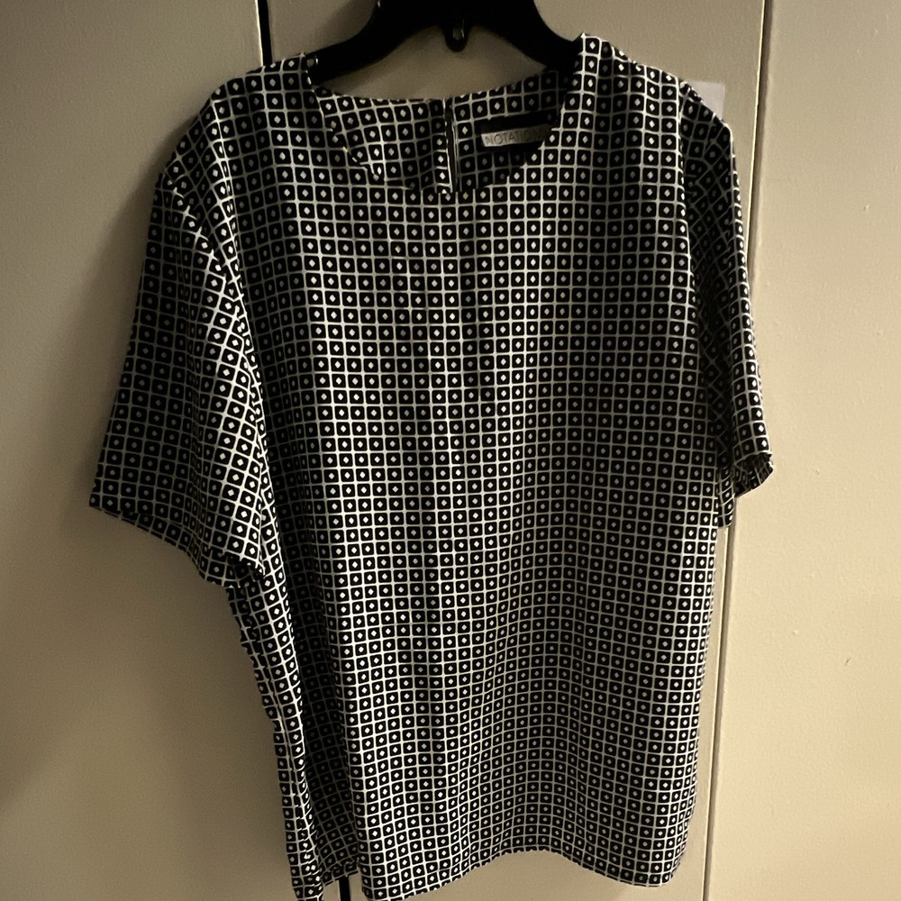 Notations Women's Black White Geometric Round Neck Short Sleeve Pullover Blouse