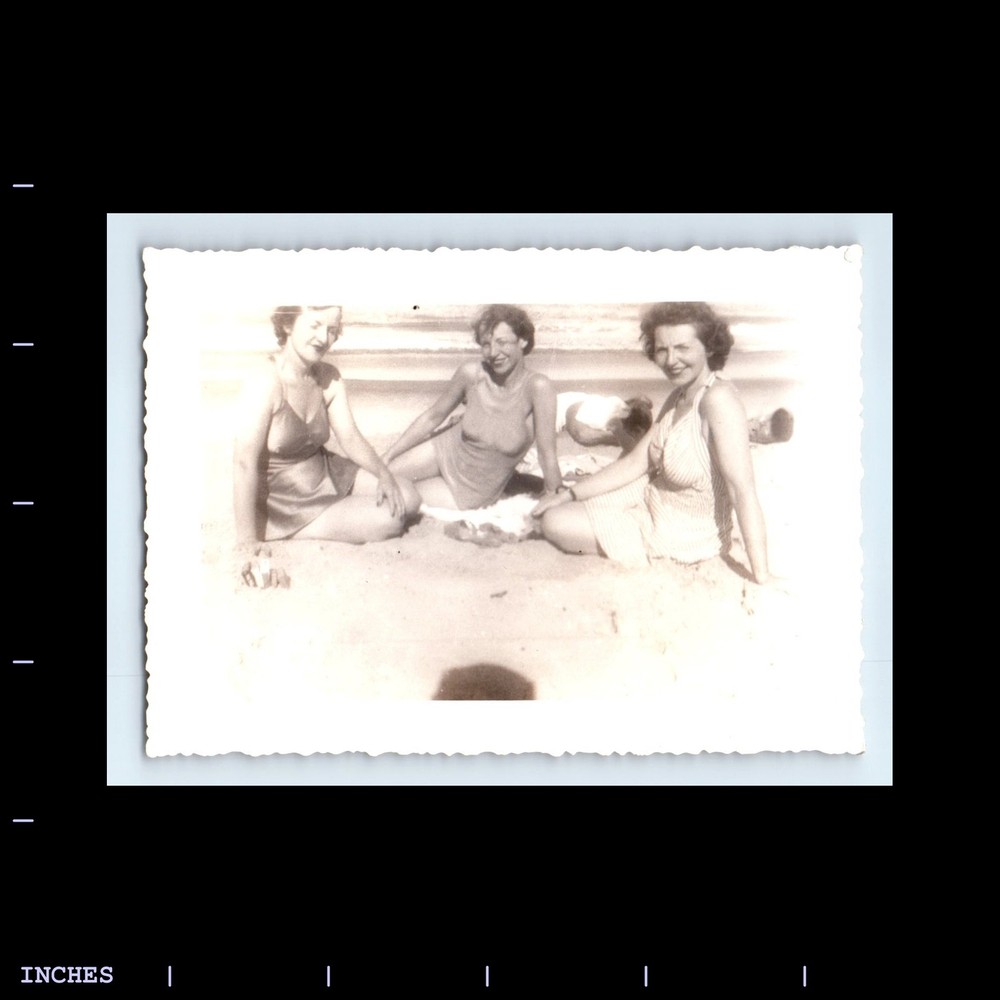 Old Vintage Photo LEGGY WOMEN THREE GRACES SUNBATHING BEACH SCENE SEXY PINUP
