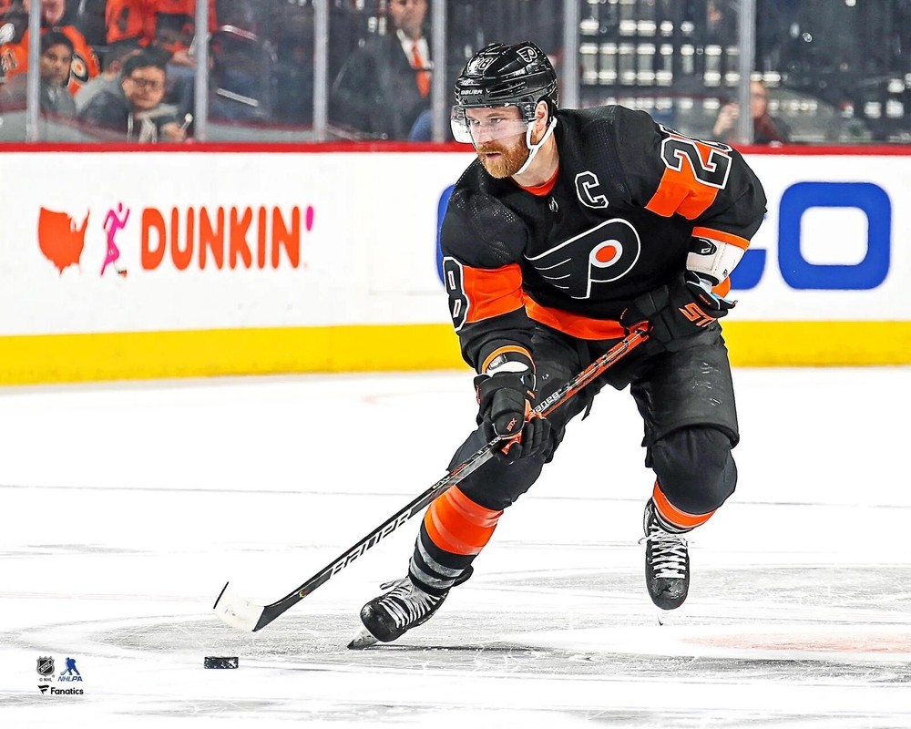 Claude Giroux Philadelphia Flyers Unsigned Alternate Jersey Skating 8x10 PHOTO