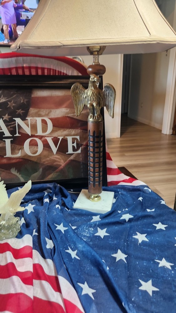 VIntage American Federal  table lamp featuring a brass eagle (1960s-1980s)